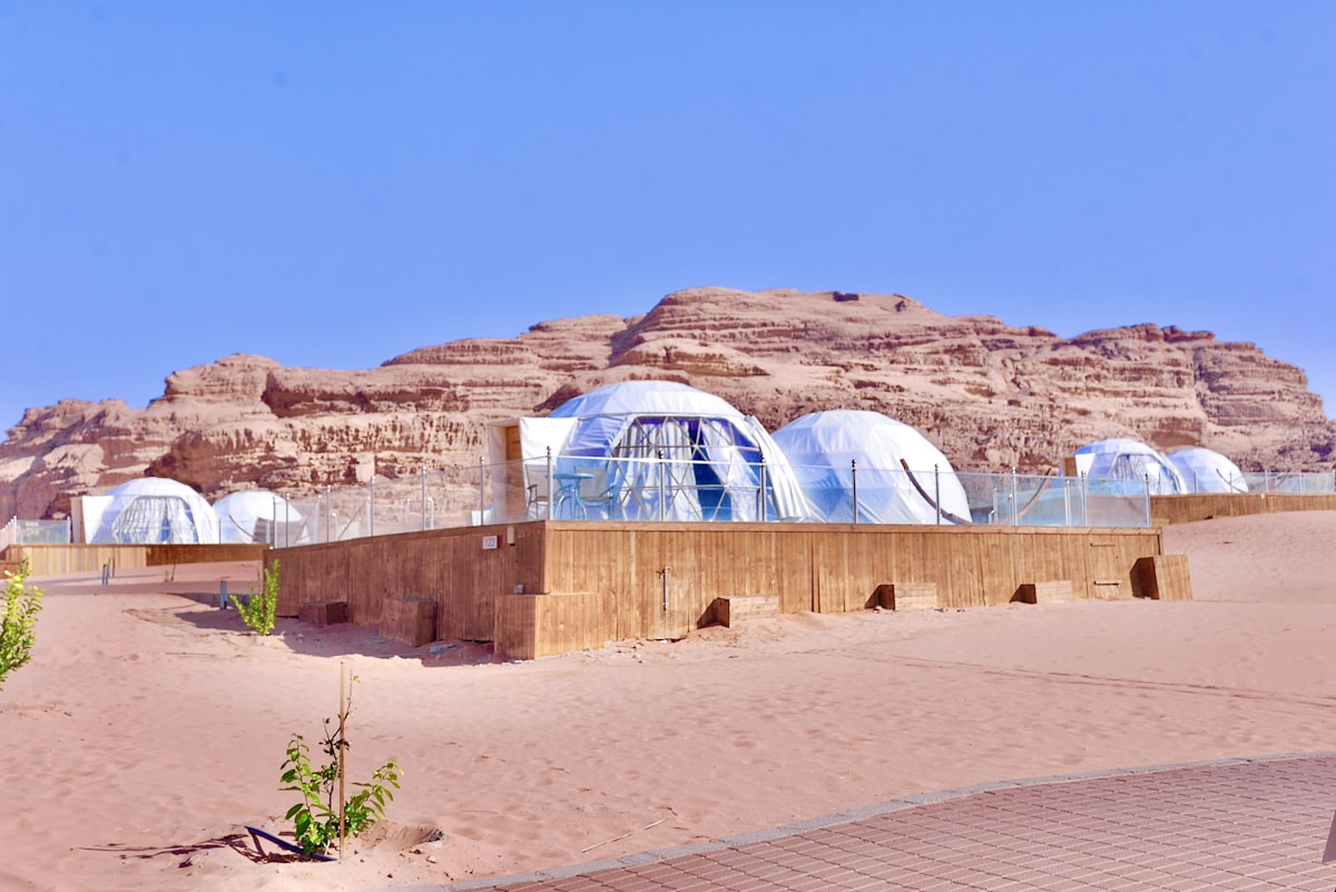 خيام قبابية في الصحراء